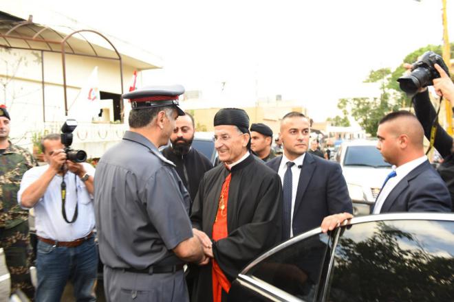 بالصور: الراعي يدعو الله من أجل اللواء عثمان 